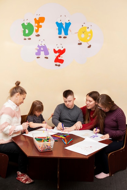 Kostenloses Foto zeichenworkshop für kinder mit down-syndrom