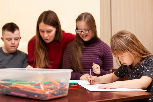 Zeichenworkshop mit Kindern mit Down-Syndrom