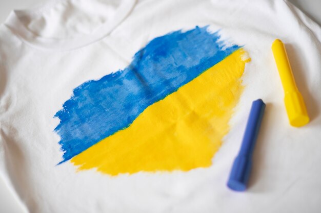 Zeichnung der ukrainischen Flagge auf einem T-Shirt