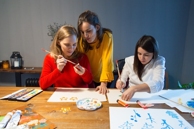 Zeichnungsmeister, der Studentenarbeit überwacht