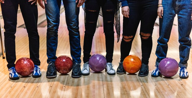 Zeit mit Freunden auf einer Bowlingbahn