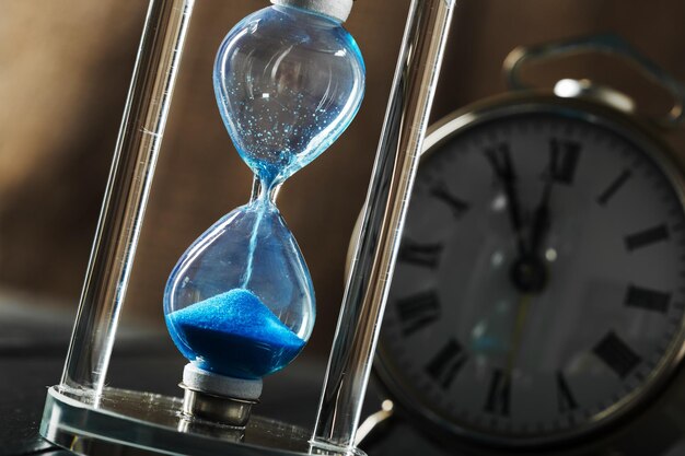 Zeit vergeht. Blaue Sanduhr hautnah