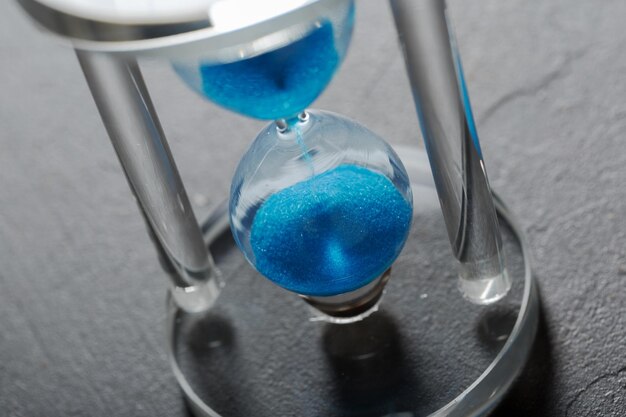 Zeit vergeht. Blaue Sanduhr hautnah