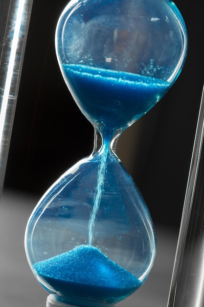 Zeit vergeht. Blaue Sanduhr hautnah