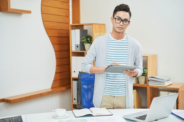 Zeitgenössischer Büroangestellter mit Tablette