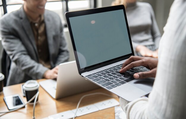 Zeitgenössisches Bürotreffen mit einem Laptop