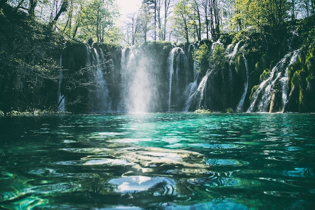 Zeitrafferfotografie eines fließenden mehrstufigen Wasserfalls