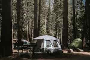 Kostenloses Foto zelt auf einem campingplatz im wald