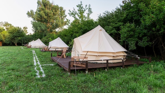 Zelte beim Glamping