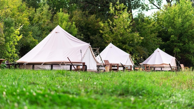 Zelte beim Glamping