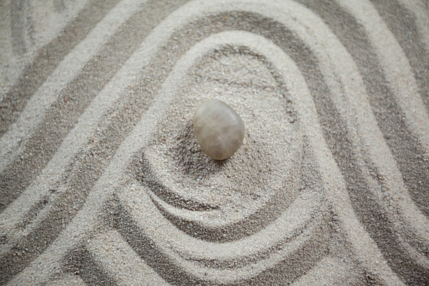 Kostenloses Foto zen-garten mit geharkt sand und stein