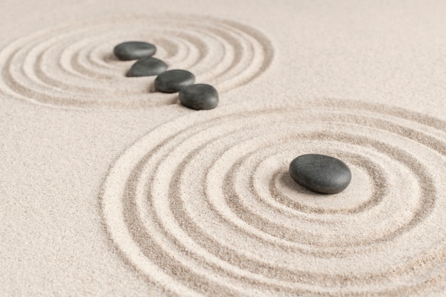 Zen-Steine-Sand-Hintergrund-Gesundheits- und Wellness-Konzept