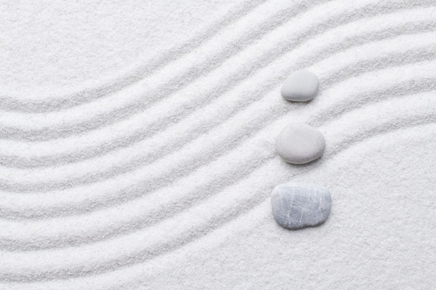 Zen Steine weißer Sand Hintergrund in der Kunst des Gleichgewichtskonzepts