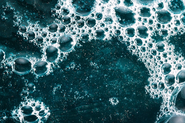 Zerbrechliche Blasen der Nahaufnahme auf Oberfläche von Wasser