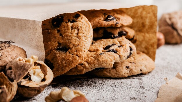 zerbröckeltes Papier mit leckeren Keksen