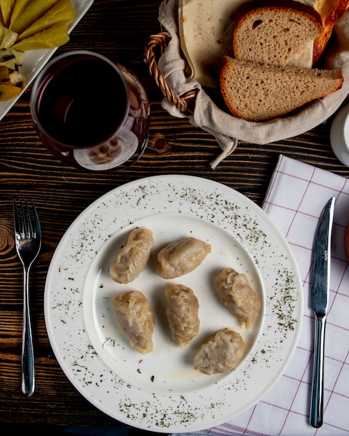 Kostenloses Foto Ð ° zeri national gyurza mit gebratenem hackfleisch