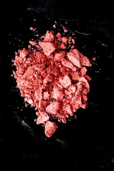 Zerkleinerte kosmetik mineral bio lidschatten rouge und kosmetikpuder auf schwarzem hintergrund m...