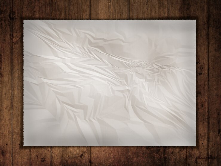 Kostenlose Foto zerknitterte alte papier auf einem grunge holz backgroun