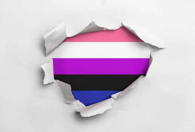 Zerrissenes Papier mit Flagge Genderfluid