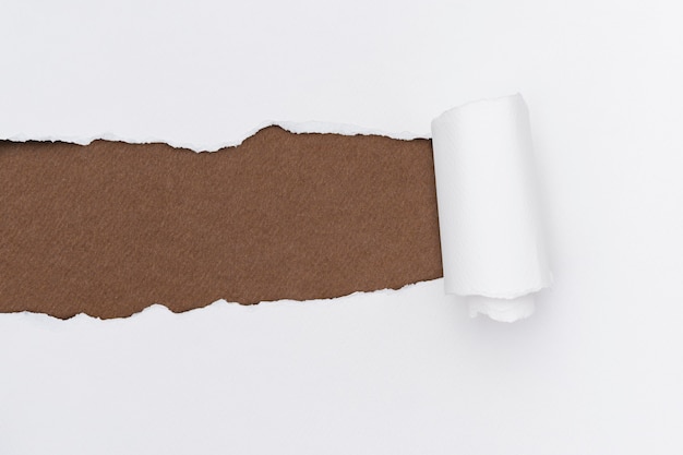 Zerrissenes Papier weißer Hintergrund einfaches handgemachtes Handwerk