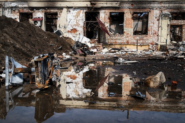 Kostenloses Foto zerstörte gebäude russischer krieg in der ukraine