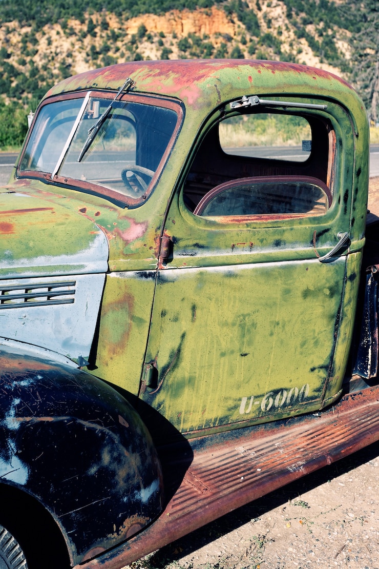 Kostenlose Foto zerstörter alter lastwagen in der wüste