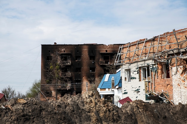 Zerstörtes Gebäude im Krieg der Russen in der Ukraine