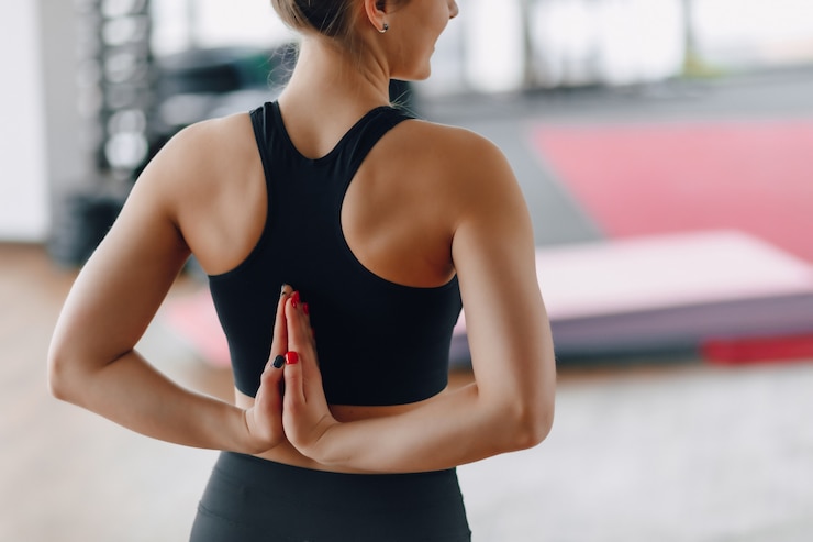 Kostenlose Foto ziemlich attraktives mädchen, das yoga in einem hellen raum tut