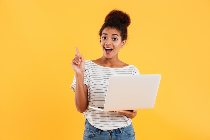 Kostenlose Foto ziemlich fröhliche afrikanische dame und hält laptop isoliert