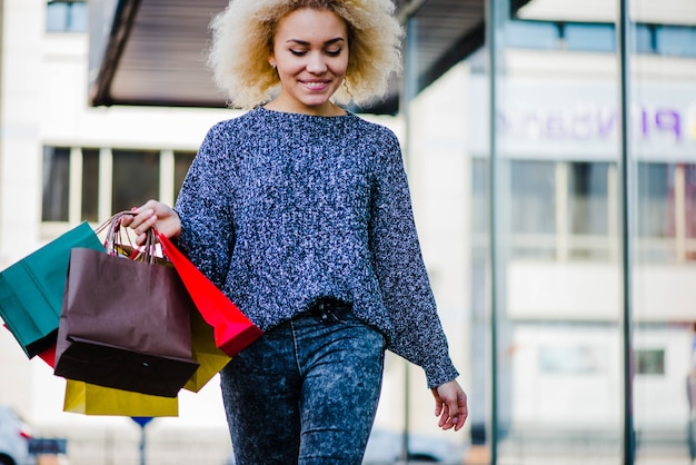 Kostenloses Foto ziemlich lässig gekleidet shopper auf der straße