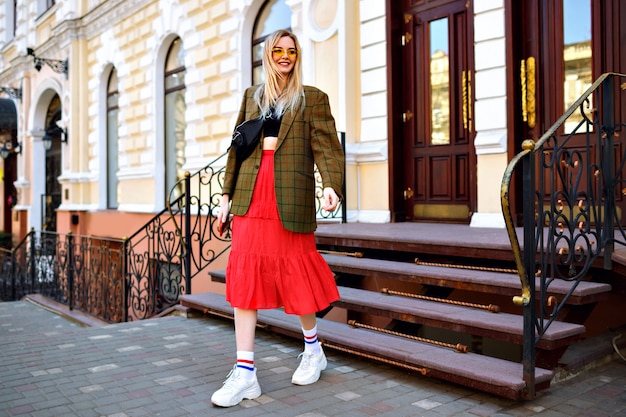 Ziemlich modische prächtige blonde Frau, die Spaß auf der Straße nach dem Einkaufen hat, stilvolles modernes Hipster-Outfit, gute Zeit in der Mitte Europas.