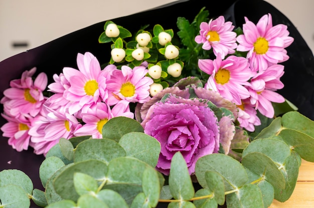 Zierkohl mit Chrysanthemen und anderen Kräutern