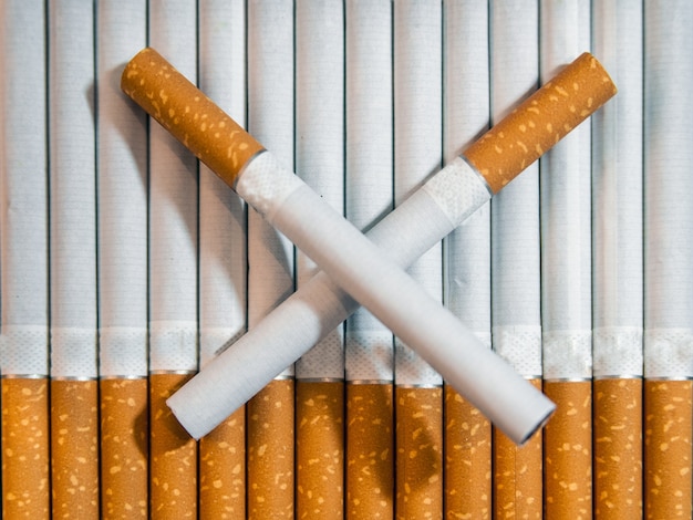 Zigarette Nahaufnahme isoliert auf weißem Hintergrund. Drogenabhängigkeit. Tabakrauchen Krebs. Nikotin. Schlechte Angewohnheit. Aschenbecher. Rauchen aufhören