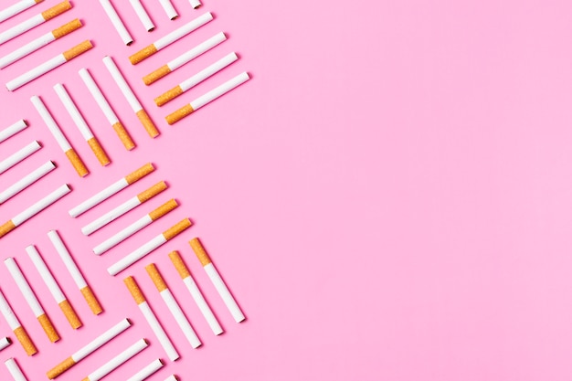 Zigarettenrahmen auf rosa Hintergrund