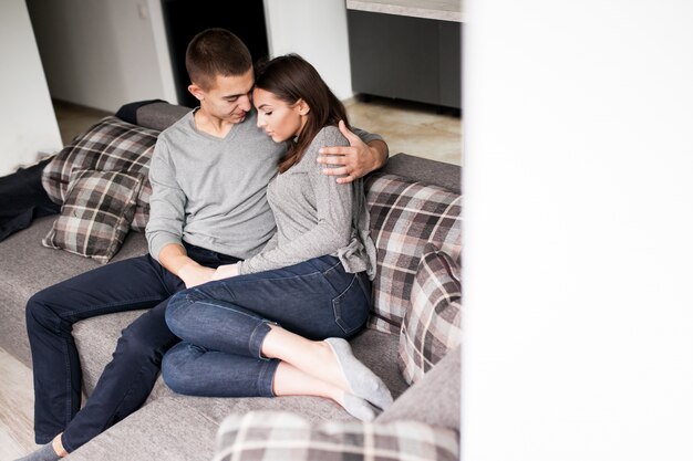 Zimmer junge schöne Couch Uhr