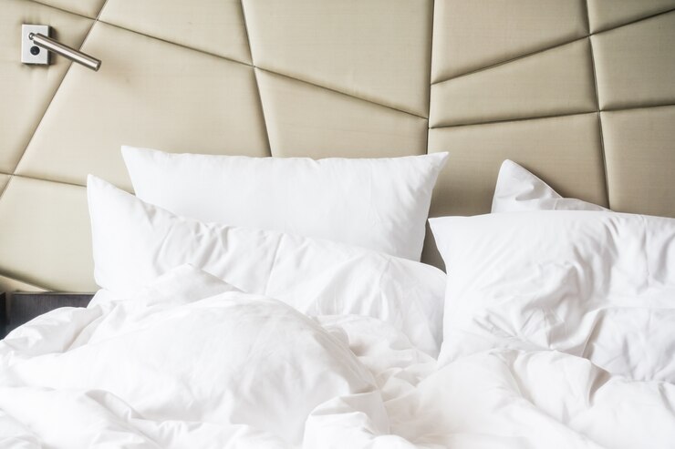 Kostenlose Foto zimmer mit unordentlichen bett