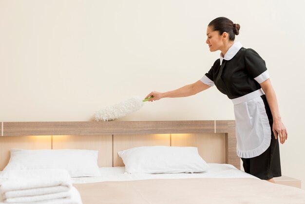 Zimmermädchen, das Hotelzimmer vorbereitet