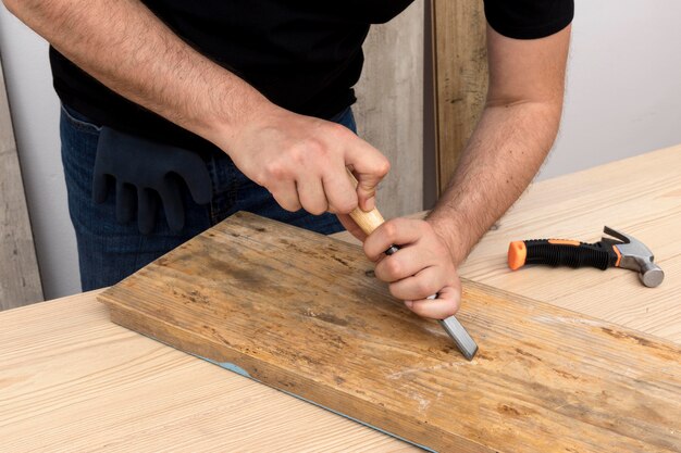 Zimmermann arbeitet in seiner Werkstatt an Holz