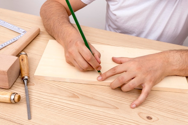 Zimmermann arbeitet in seiner Werkstatt an Holz