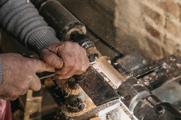 Zimmermann arbeitet mit Werkzeugen im Atelier. Hochwertiges Foto