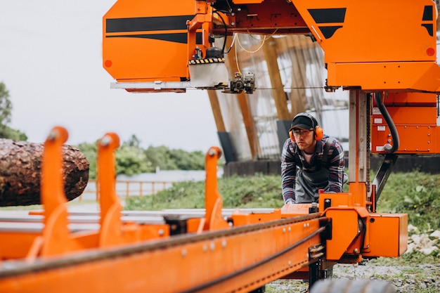 Zimmermann, der an einem Sägewerk auf einer Holzmanufaktur arbeitet