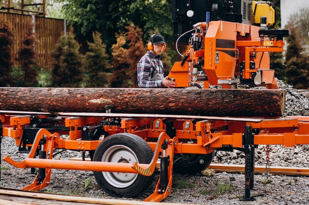 Zimmermann, der an einem Sägewerk auf einer Holzmanufaktur arbeitet