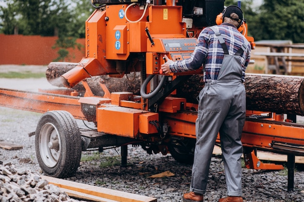 Zimmermann, der an einem Sägewerk auf einer Holzmanufaktur arbeitet