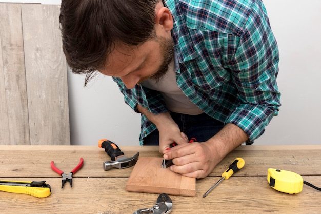 Zimmermannmann, der mit Holz arbeitet