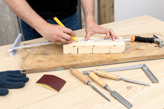 Zimmermannsarbeiter, der Hauptdekoration aus Holz in seiner Werkstatt schafft