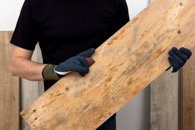 Zimmermannsarbeiter, der Hauptdekoration aus Holz in seiner Werkstatt schafft