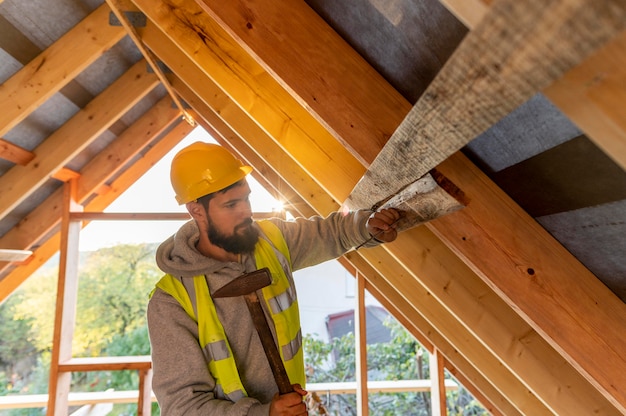 Zimmermannsmann, der an Holz arbeitet