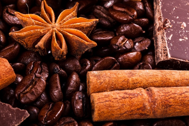 Zimt und andere Arten liegen auf Kaffeebohnen