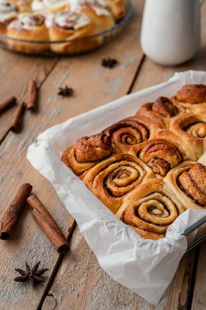 Kostenloses Foto zimtschnecken auf tablett hohen winkel