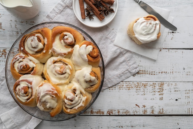 Zimtschnecken mit cremefarbener Draufsicht